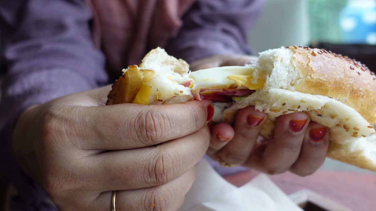 Donna che mangia un panino