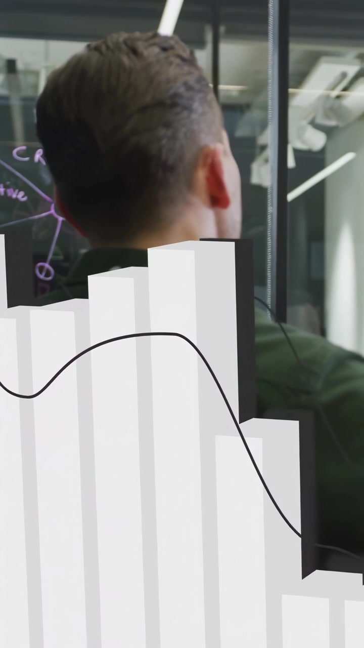 Video vertical: Hombre sentado mirando un cristal durante una reunión de oficina, barras 3D subiendo, cubriendo notas de CRM.
