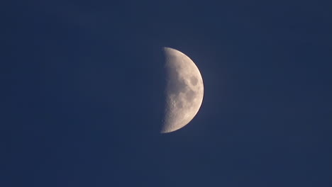 Mondzeitraffer-Im-Ersten-Viertel-Am-Nachthimmel---4k