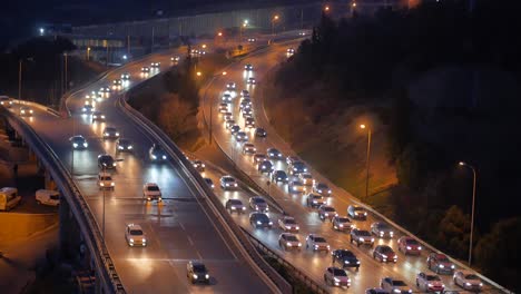 vista de alto ángulo de muchos coches en un alto lejos por la noche