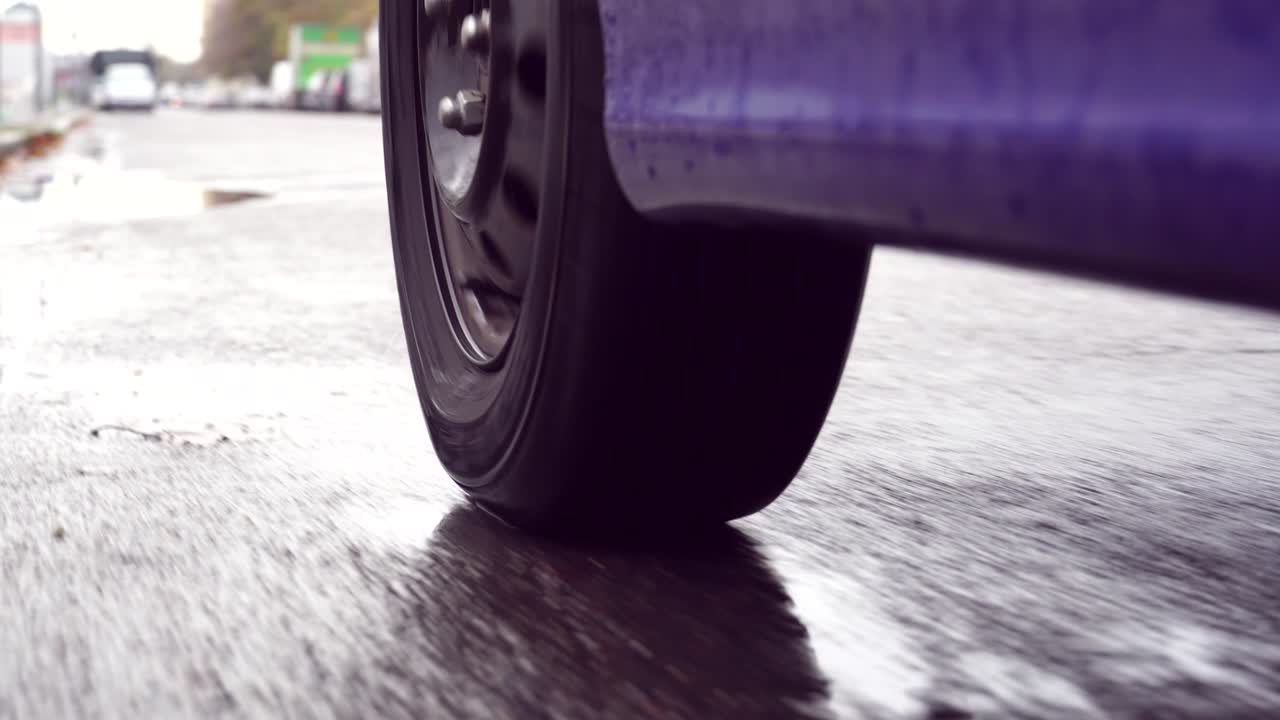 ruedas de automóviles en movimiento