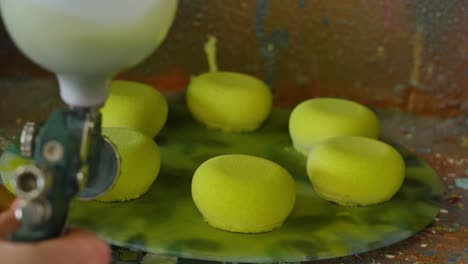 spray painting round objects green