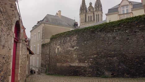 Edificios-Y-Calles-En-El-Casco-Antiguo-De-Las-Iras-Con-La-Catedral-Principal-Al-Fondo,-Francia,-Maine-et-loire---Ancho