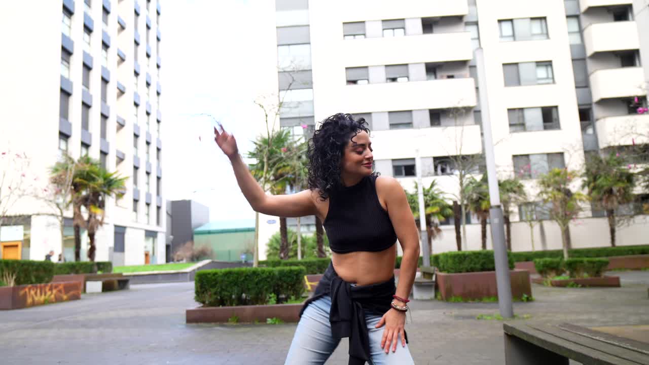 Donna che balla all'aperto in ambiente urbano