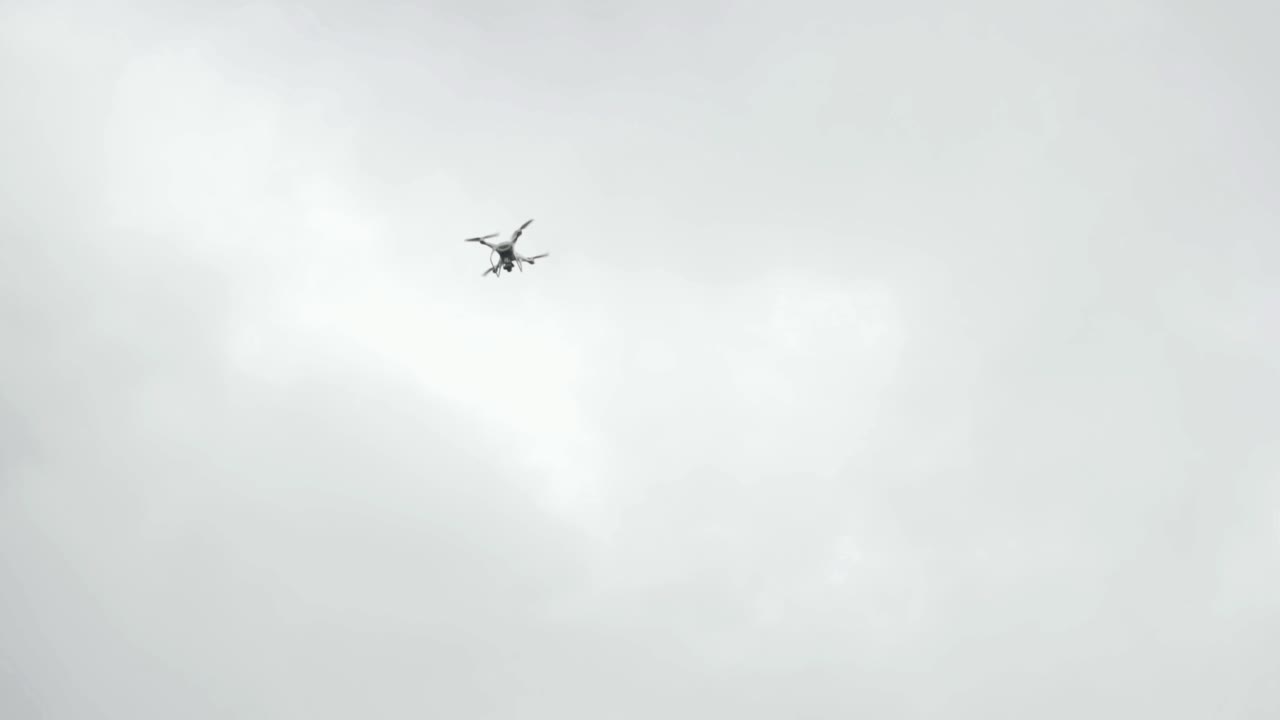 천천히 하늘을 날고 있는 드론