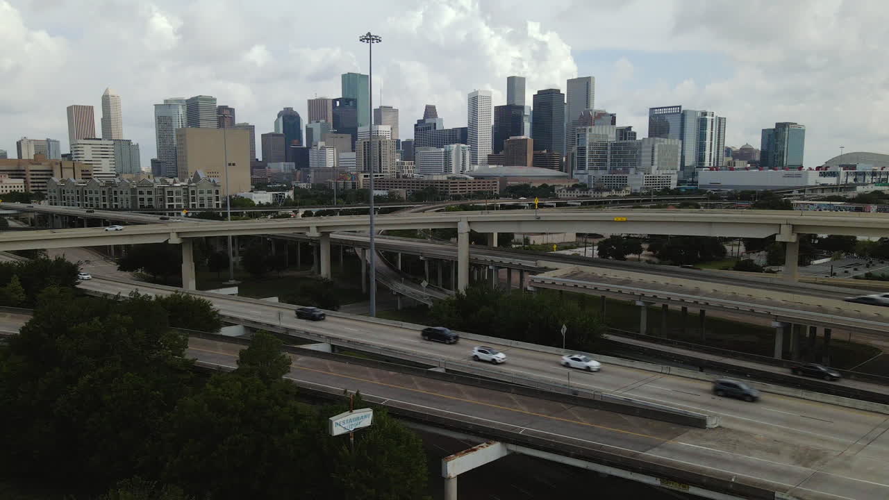 Rekaman udara yang bergeser dari kiri ke kanan di atas jalan raya yang saling berkelindan di Houston, Texas, AS