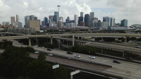 Aerial-Shot-Drifting-Left-to-Right-Over-Intertwining-Highways-in-Houston,-Texas,-USA