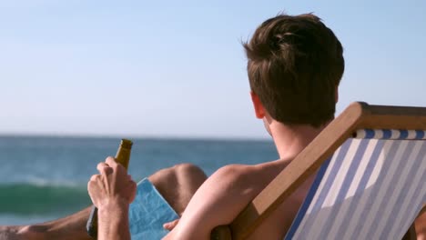 Man-drinking-a-beer-on-his-deckchair