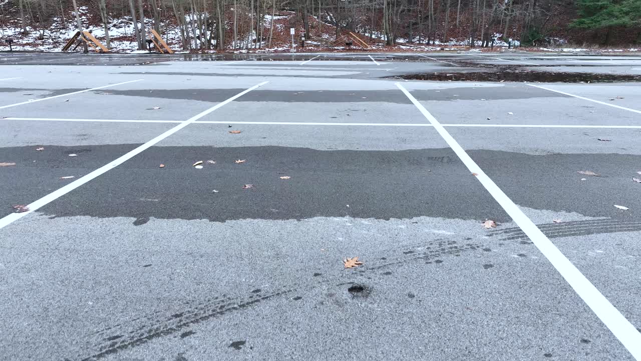 드론이 12월 말에 얼어붙은 차가운 주차장에 착륙합니다.