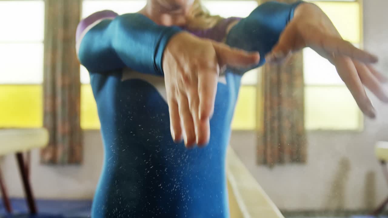 체조 운동 을 하는 체조 선수