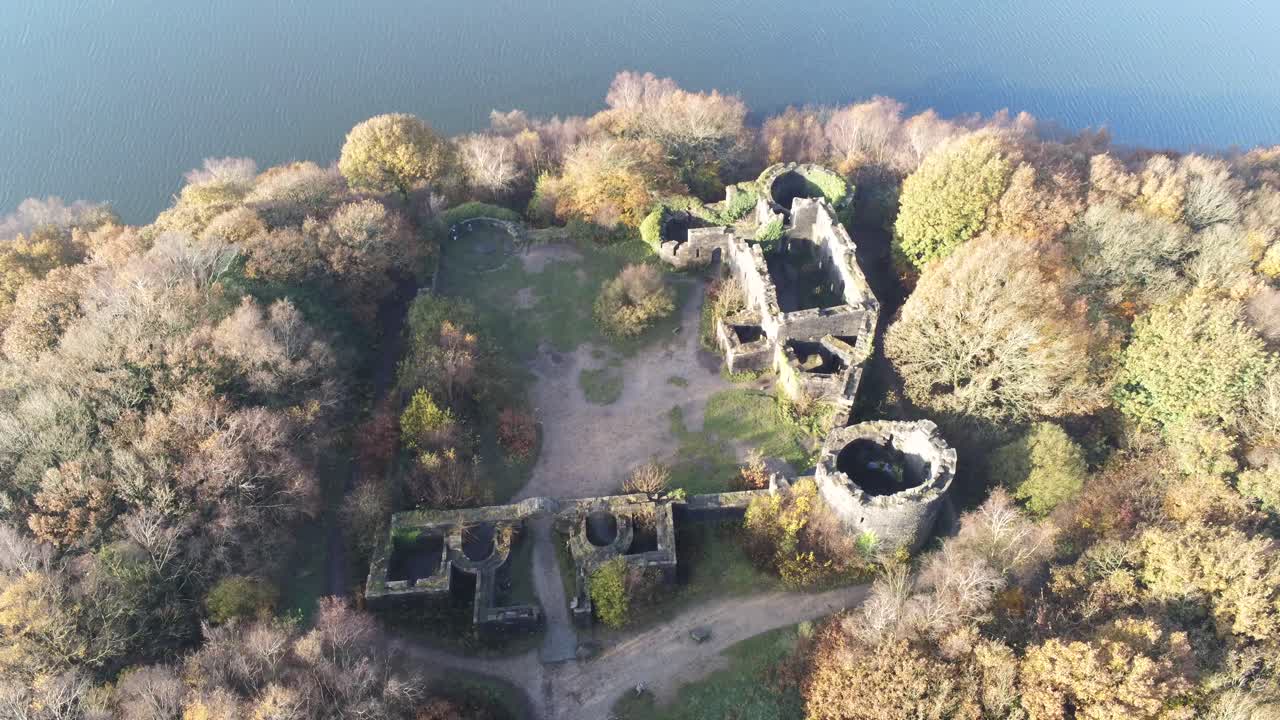 높은 리버풀 성 복제 유적 가을 리빙턴 저수지 삼림 지대 자연 랜드마크 조감도 위로 기울이기