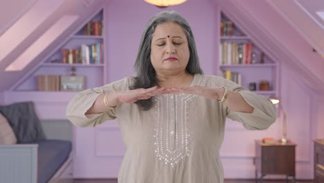anciana india relajada haciendo ejercicio de respirar y respirar