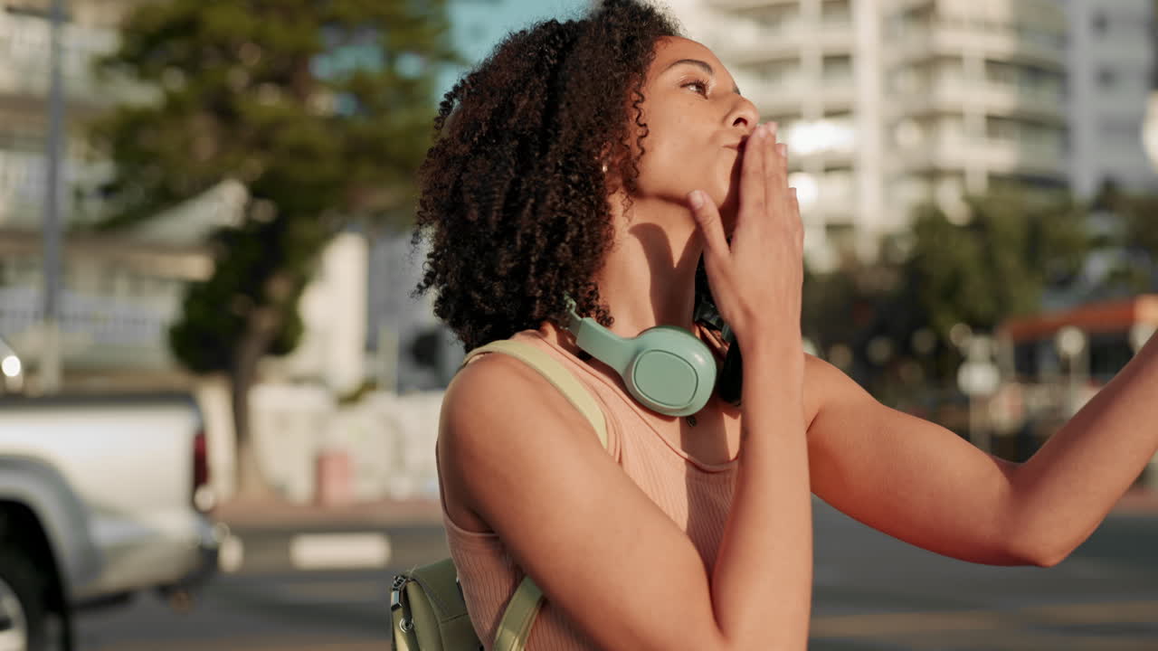 ciudad, teléfono inteligente y selfie de mujer negra