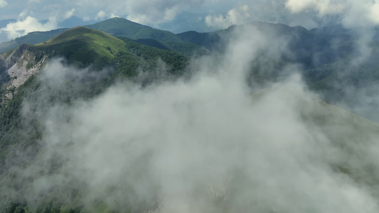 푸른 산꼭대기 위의 색 은 구름을 날아다니며