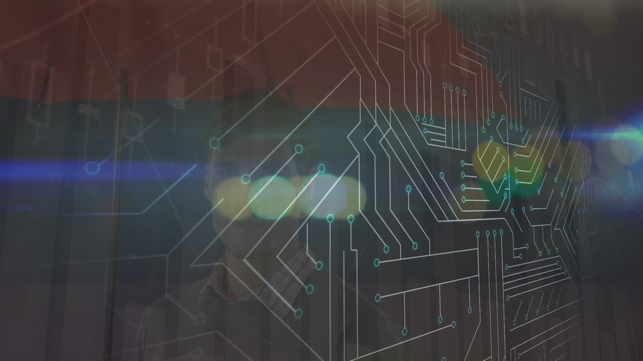 animazione di luci e schede a circuiti luminosi con dati in movimento, in grigio