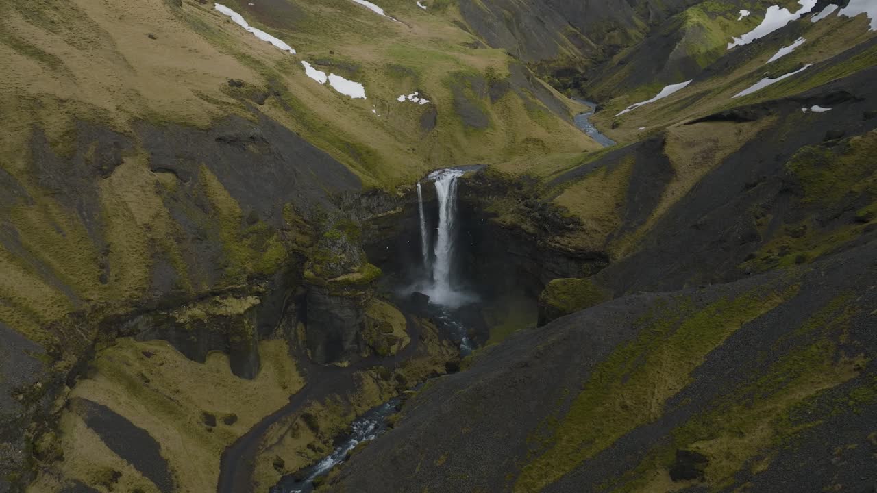 impresionante zoom aéreo de la cascada kvernufoss en islandia