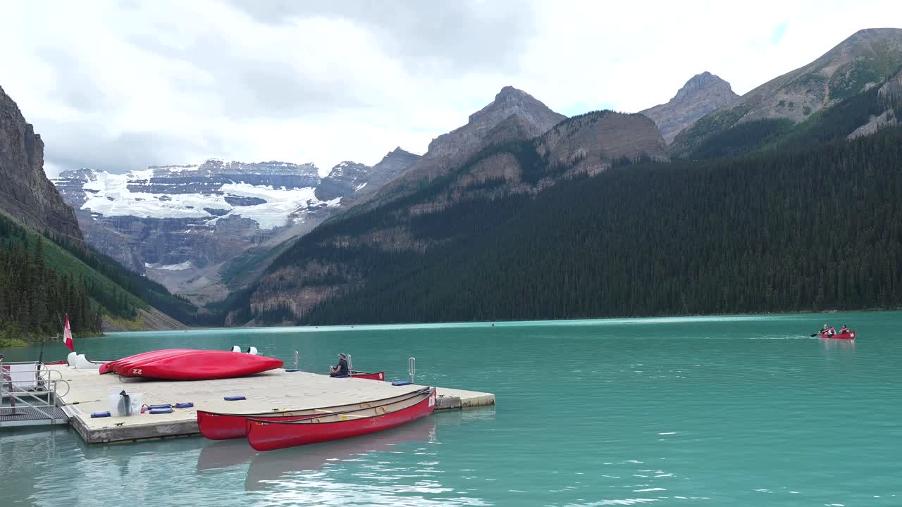 Lake Louise med kanoer