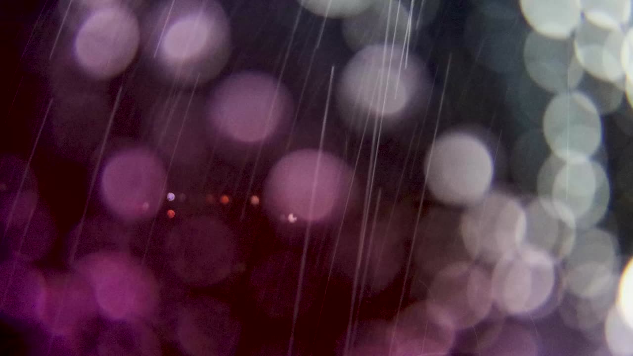 lluvia y gotas sobre un fondo negro - atmósfera perfecta.