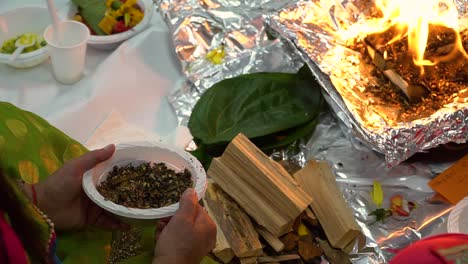 Cerca-De-Adoradores-Ofrecen-Smaghri-En-Fuego-En-Havan-Ceremonia-Para-Navratri-2