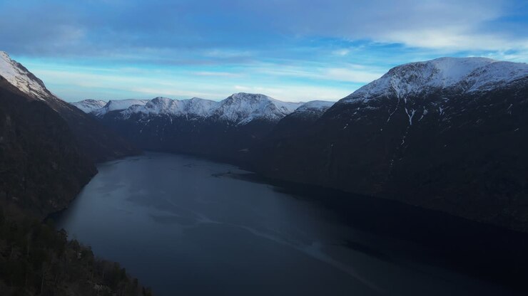 Scatto aereo panoramico con drone del Synnylvsfjorden, un fiordo sulla costa occidentale della Norvegia con uno scenario mozzafiato in una luminosa giornata invernale