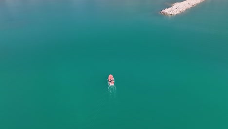 vista de pájaro de lancha que no entra en la zona de estela del puerto