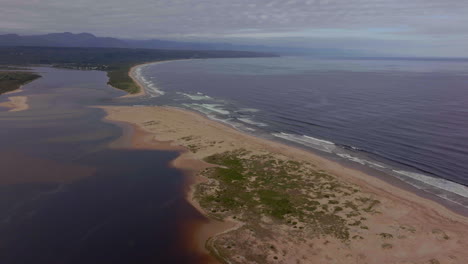 Sudáfrica-George-Mossel-Bahía-Jardín-Ruta-Playa-Aéreo-Dron-Cinemática-Fiesta-Vacaciones-Pueblo-Jeffreys-Bay-Olas-Estrellarse-Agua-Azul-Marrón-Océano-última-Hora-De-La-Mañana-Tarde-Nublado-áfrica-Adelante-Movimiento