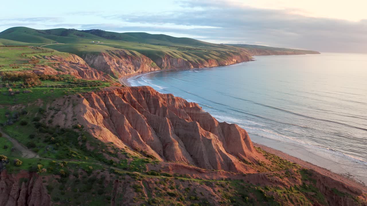спектакль пляжа селликс с дроном на закате с зелеными холмами недалеко от аделаиды, полуостров флюриу, южная австралия
