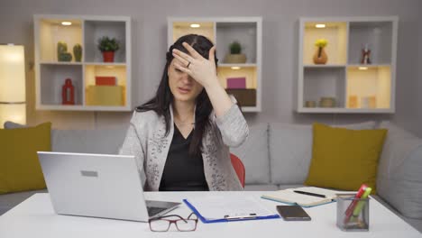 la mujer que trabaja en una oficina en casa es incompetente.