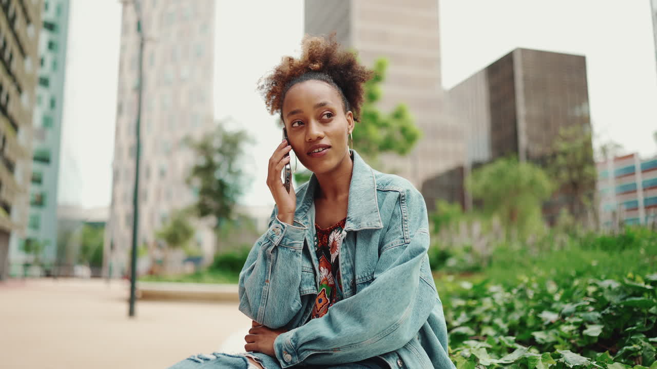 Donna che parla al telefono in città