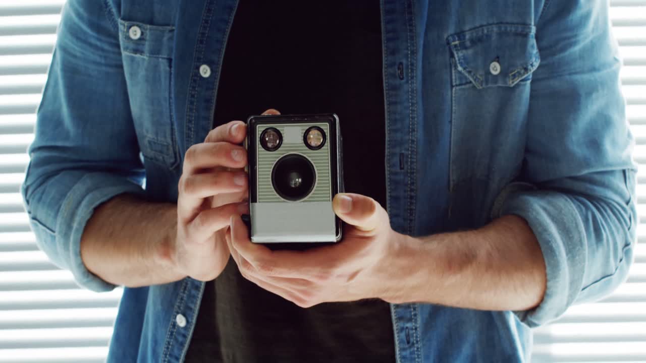 fotógrafo tomando una foto con una cámara vintage