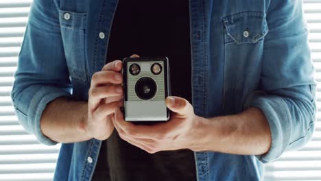 fotógrafo tomando una foto con una cámara vintage