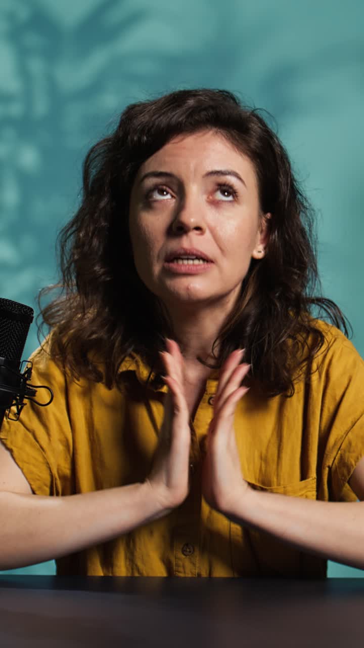 Donna che implora e prega con espressione di speranza in studio