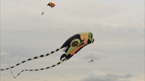 Große-Bunte-Drachentänze-Am-Himmel-Beim-Drachenfestival,-Wakefield-Uk