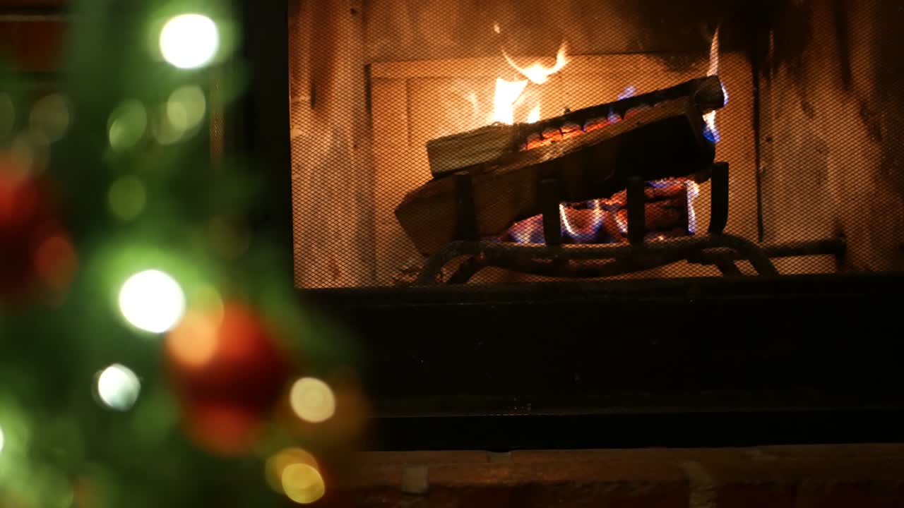 벽난로에서 불에 의해 크리스마스 트리 조명, 소나무의 새해 또는 크리스마스 장식.