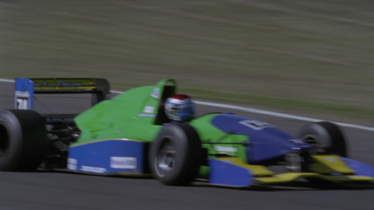 coche de fórmula corriendo en un circuito