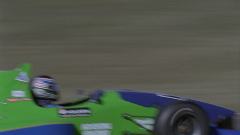 coche de fórmula corriendo en un circuito
