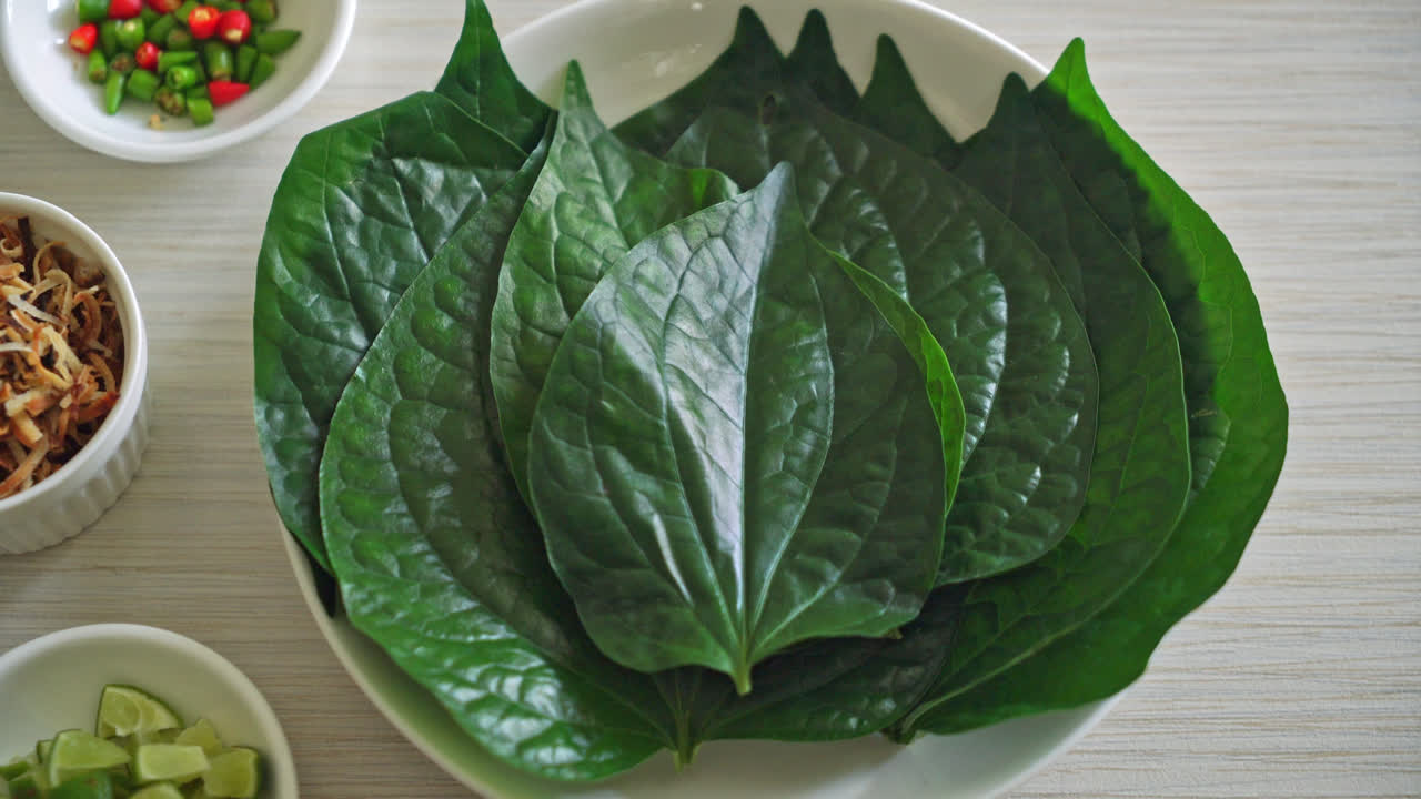 miang kham - un aperitivo de envoltura de hoja real - es un bocadillo tradicional del sudeste asiático de tailandia y laos
