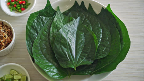 Miang-Kham---Un-Aperitivo-De-Envoltura-De-Hoja-Real---Es-Un-Bocadillo-Tradicional-Del-Sudeste-Asiático-De-Tailandia-Y-Laos