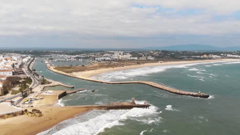 Vista-Panorámica-Del-Fuerte-De-Lagos-Que-Protege-El-Muelle-Del-Río-Bensafrim---órbita-Aérea