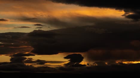 varios lapsos de tiempo de 4k de formaciones de nubes especiales que muestran las muchas formas y bailes de la naturaleza