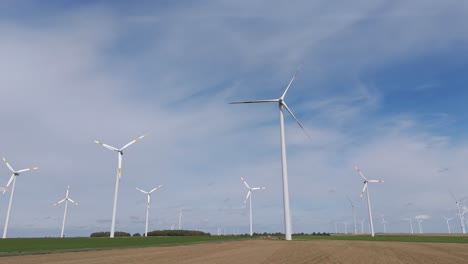 la rotación de turbinas eólicas en torres de parques eólicos, energía sostenible, producción de electricidad