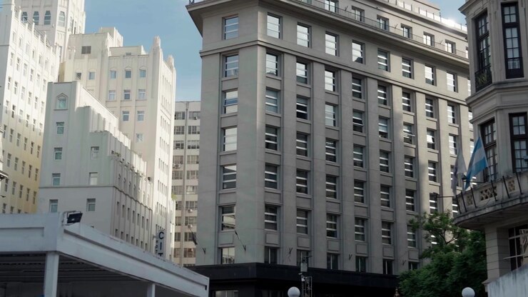 Ripresa a livello stradale che mette in risalto la monumentale facciata classica e i dettagli architettonici della Legislatura della Città di Buenos Aires lungo la Diagonal Sur
