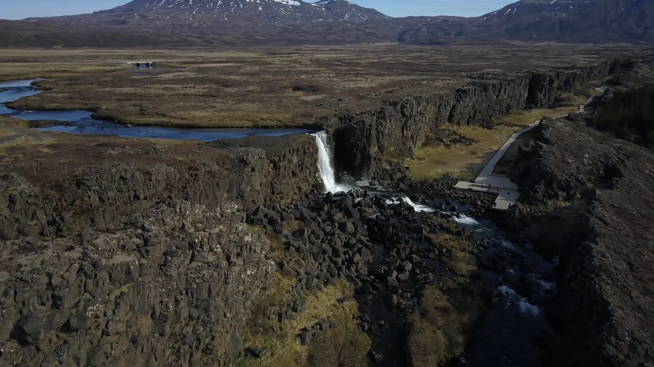 cascada de oxararfoss en un día soleado en el parque nacional de thingvellir, islandia