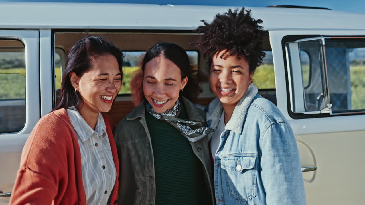 여자 친구들, 포옹과 행복한 도로 여행 여행