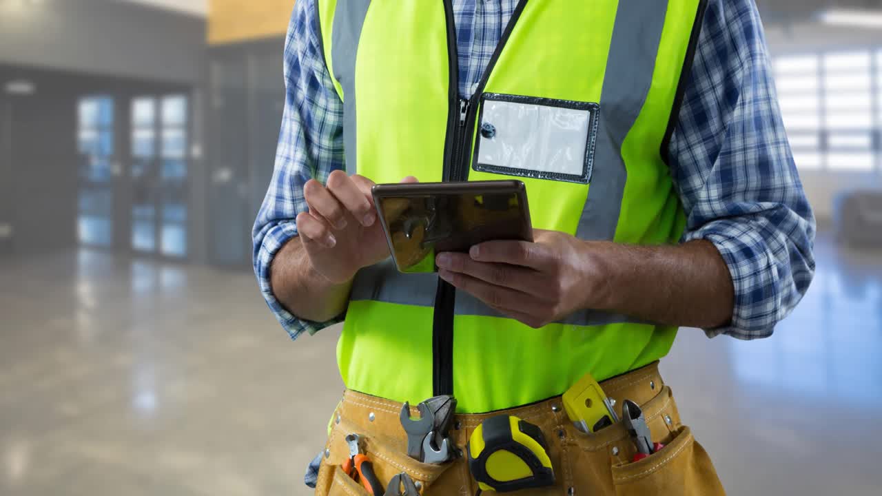 animación de un trabajador caucásico usando una tableta sobre un almacén