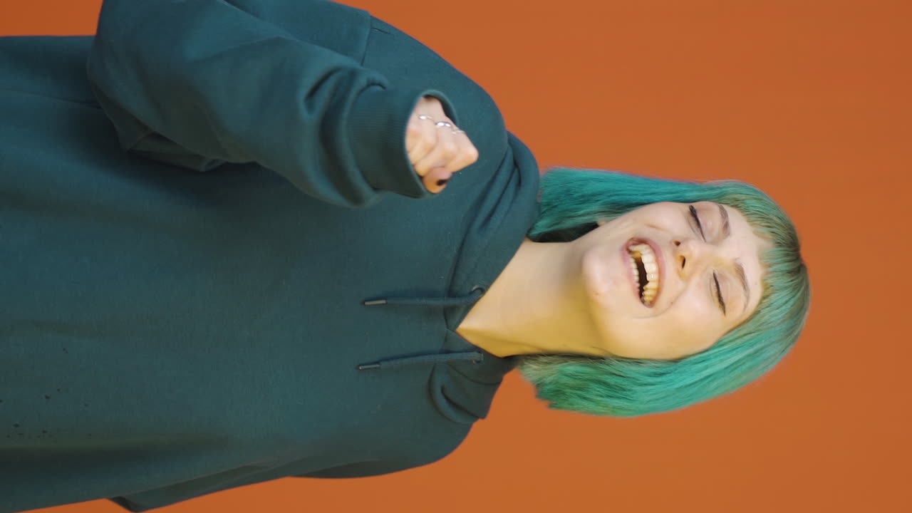 Video verticale di La giovane donna sta cantando