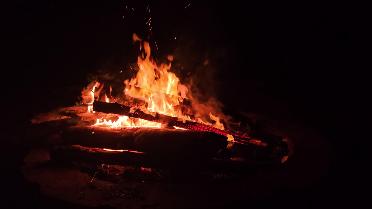 imágenes de fuego de campamento por la noche