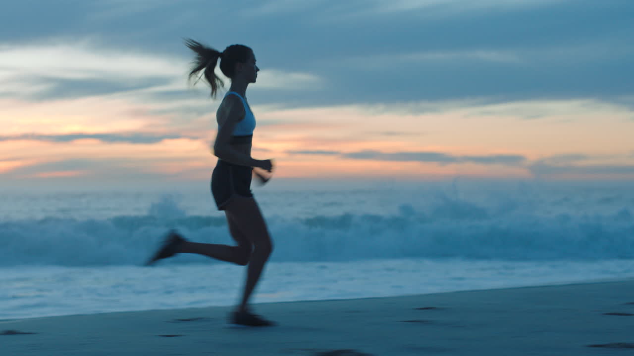 atletas activos, en forma y rápidos corriendo