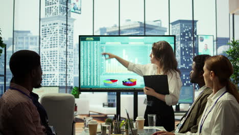 equipo de colegas de negocios estudia los comentarios sobre los proyectos para futuras mejoras