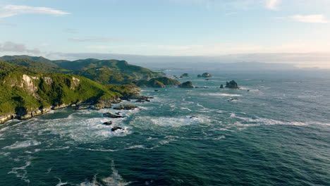 Vista-Cinematográfica-Aérea-De-La-Costa-Del-Océano-Pacífico-De-La-Isla-De-Chiloé